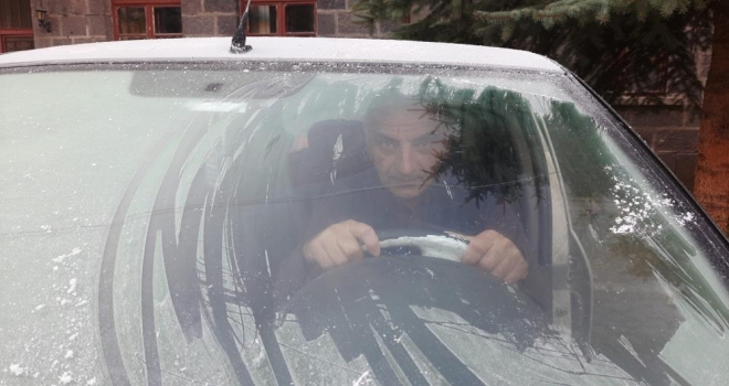 Kars eksi 5 dereceyi gördü, araçların camları buz tuttu!